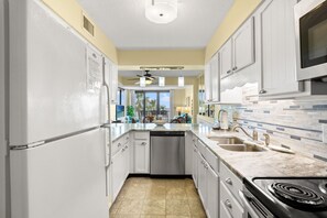 Refrigerador, microondas, horno, placa de cocina