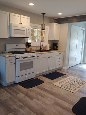 Kjøleskap, mikrobølgeovn, ovn og kokeplater