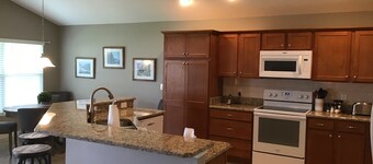 Beautifully decorated 3 bdrm home w/Open Floor Plan, BBQ & WiFi