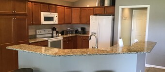 Beautifully decorated 3 bdrm home w/Open Floor Plan, BBQ & WiFi