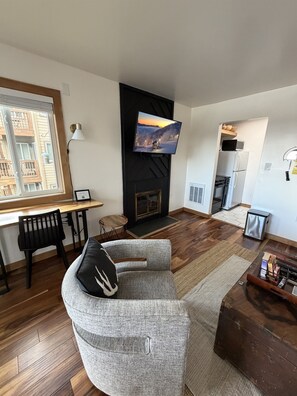 Smart TV, fireplace, stereo