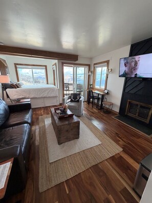 Escritorio, tabla de planchar con plancha, wifi gratis y ropa de cama 