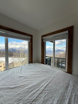 Skrivebord, strykejern/-brett, wi-fi (inkludert) og sengetøy