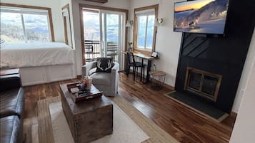 Escritorio, tabla de planchar con plancha, wifi gratis y ropa de cama