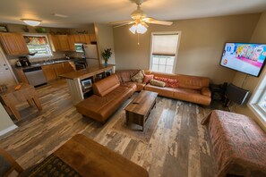 Smart TV, oficina, monitor de computadora y impresora 