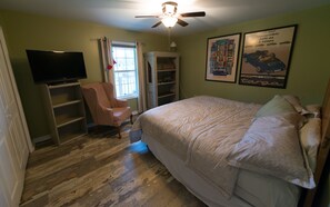 2 slaapkamers, een bureau, een strijkplank/strijkijzer, reisbedje