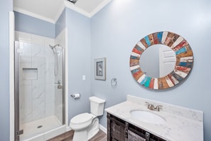 Combined shower/bathtub, towels - Fort Morgan Marina 2 | 1BR Waterfront Condo | Bay View (Gulf Shores)