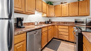 Coffee/tea maker, fridge, microwave, oven - Riverside Dream | Short Walk to Main Street & Hike (Telluride)