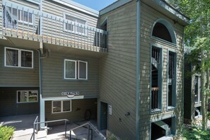 Un edificio de varios pisos con un letrero que dice "451 S. Pine St." y una entrada visible con escalones.
