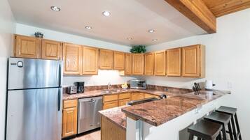 Kjøleskap, mikrobølgeovn, ovn og kokeplater