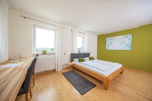 Doppelzimmer | Allergikerbettwaren, individuell eingerichtet, Schreibtisch