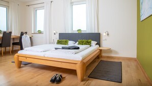 Habitación doble | Ropa de cama hipoalergénica y escritorio 