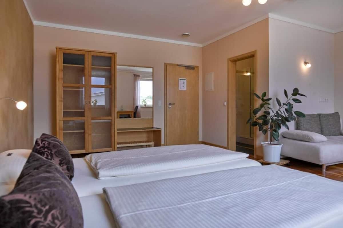 Comfort Studio, 1 Bedroom, Non Smoking, Kitchenette | Hypo-allergenic bedding, individually furnished, desk, laptop workspace