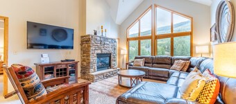 Roomy Condo w/ Mountain Views & Great Location, Short Walk to Shops & Dining!