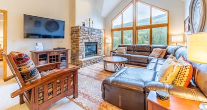 Roomy Condo w/ Mountain Views & Great Location, Short Walk to Shops & Dining!