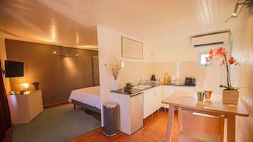 Een bureau, wifi, beddengoed