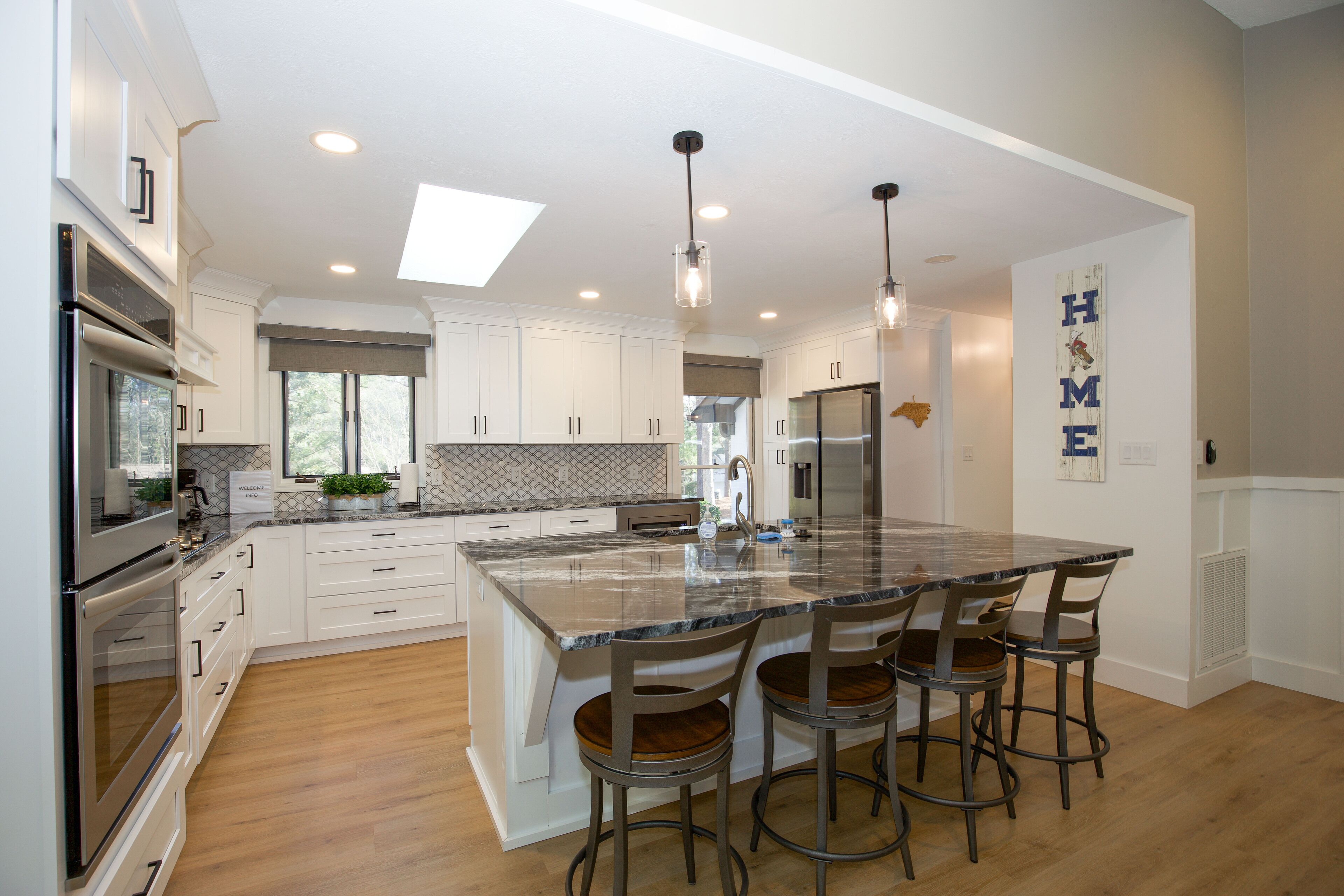 冷蔵庫、電子レンジ、オーブン、コンロ