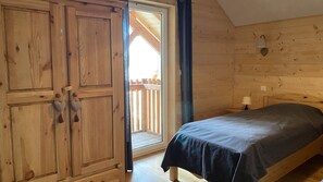 3 bedrooms, iron/ironing board, free WiFi