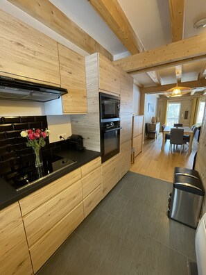 Kühlschrank, Mikrowelle, Ofen, Geschirrspüler