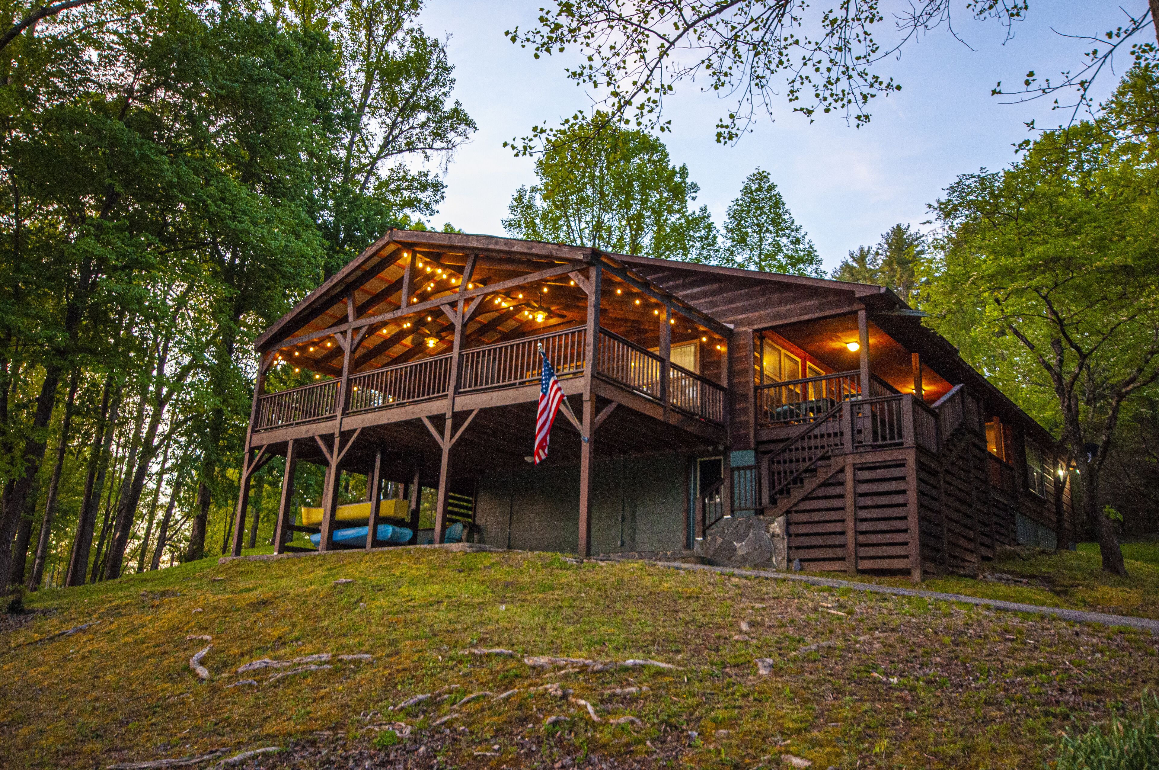 Moon Tower Cabin with small Lake Access, 3 bedroom 2 bath