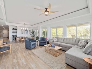 TV - Boardwalk- Oceanfront 3BR Villa with Golf Cart (Daufuskie Island)