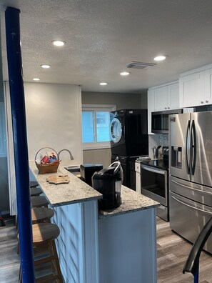 Jääkaappi, mikroaaltouuni, uuni, liesi