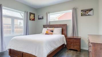 1 bedroom, travel cot, WiFi, bed sheets