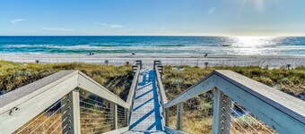 Gulf-Front Renovated Retreat w/ Balcony, Stunning Views, 3 Bikes, & Beach Access