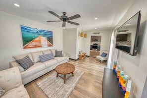 Televisie, een stereo en een kantoor