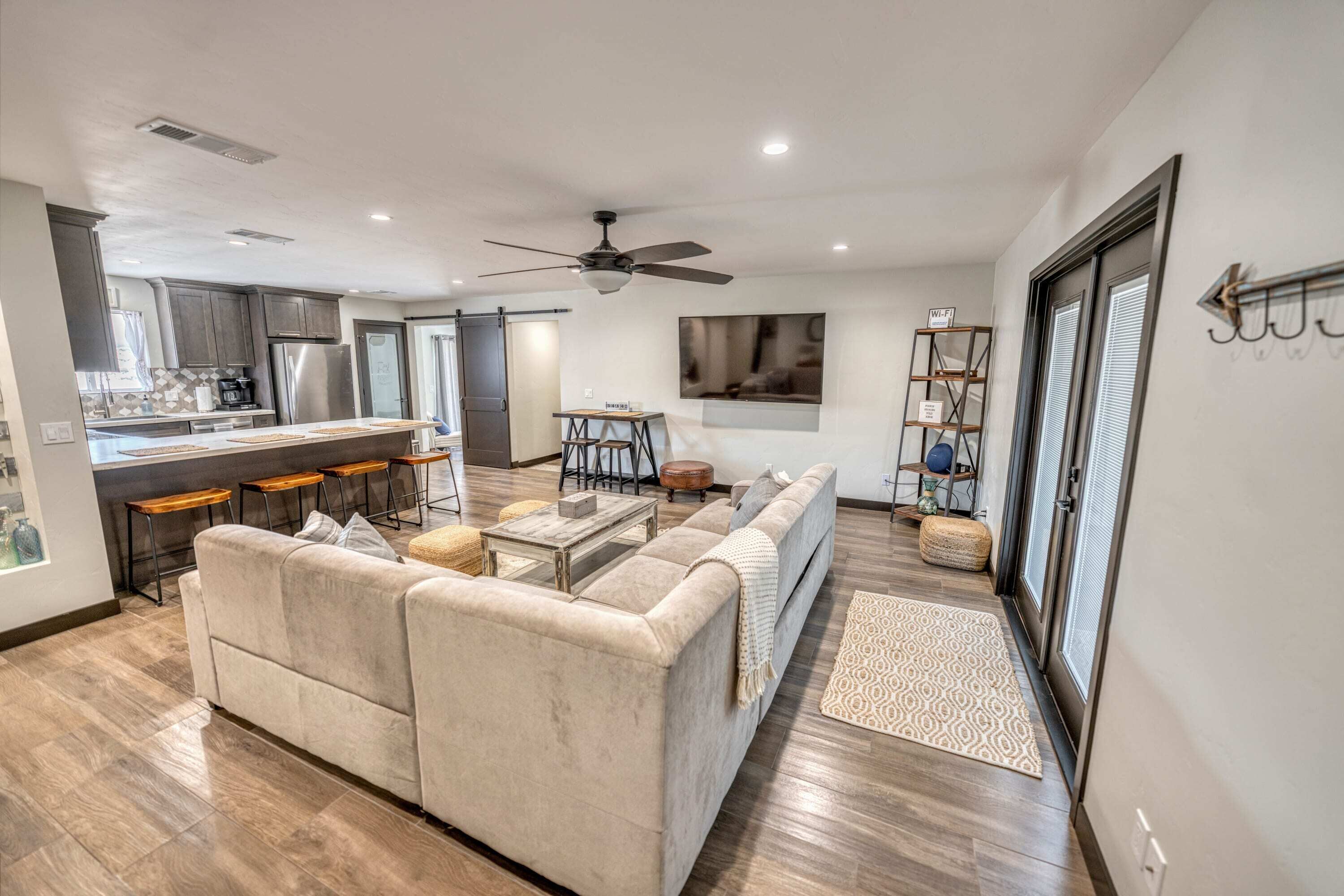 Tv, stereoanlæg, kontorer