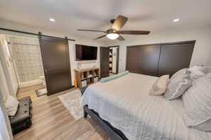 3 bedrooms, iron/ironing board, WiFi, bed sheets