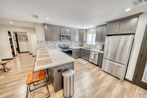 Een koelkast, een oven, een kookplaat, een vaatwasser