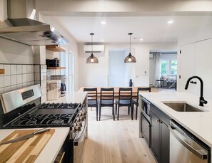 Frigorífico, microondas, horno y placa de cocina