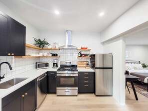 Frigorífico, microondas, horno y placa de cocina