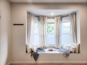 6 bedrooms, iron/ironing board, WiFi, bed sheets