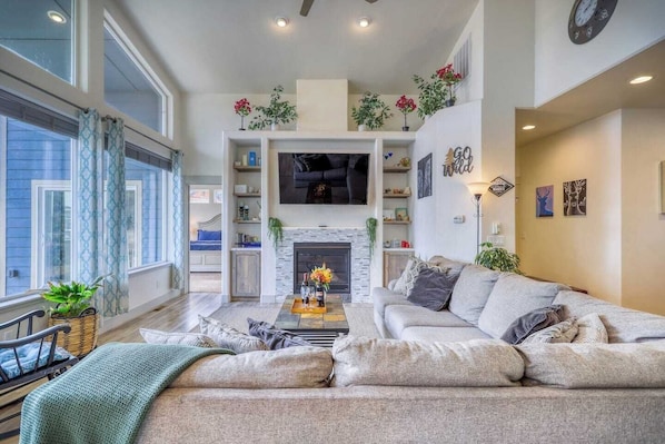 Smart TV, fireplace, DVD player