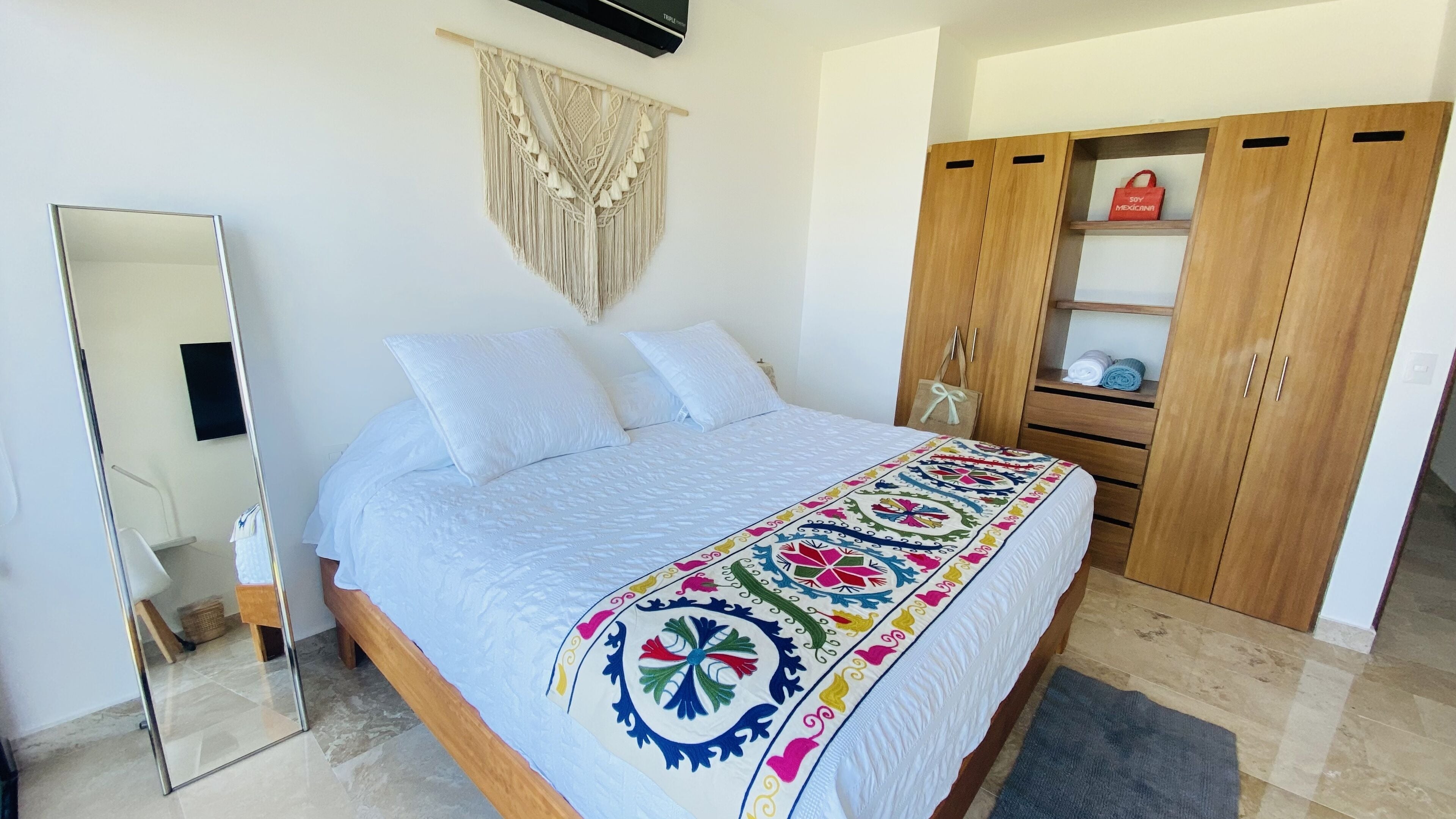 Caja de seguridad en la habitación y escritorio 