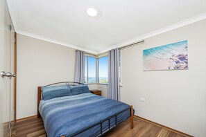 5 bedrooms - Coastal Pine-Ocean view from the front and back (Guilderton)