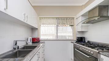 KylskÄp, mikrovÄgsugn, ugn och kaffe- och tebryggare