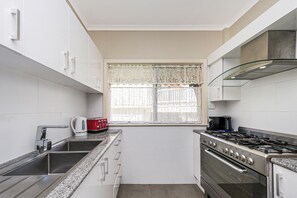 Kühlschrank, Mikrowelle, Ofen, Wasserkocher mit Kaffee-/Teezubehör