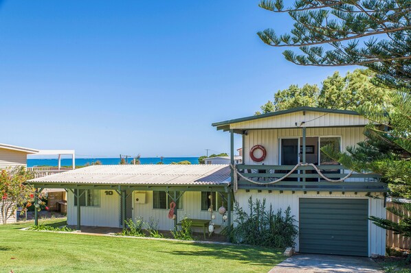 المنشأة من الخارج