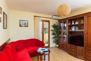 Apartment (Two Bedroom Apartment with Balcony) | Wohnzimmer | 25-Zoll-Fernseher mit Kabelempfang