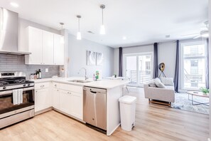 Fridge, microwave, oven, stovetop - Glamorous Dtwn Condo w/King Bed + Walk to Restaurants (Cincinnati)