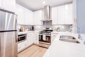 Réfrigérateur, four à micro-ondes, un four, surface de cuisson