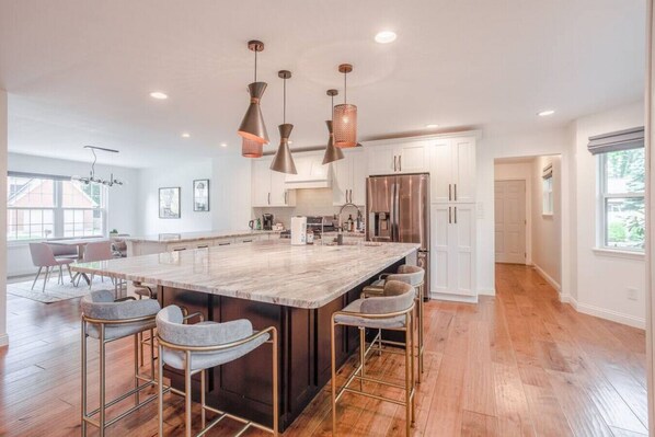 Jääkaappi, mikroaaltouuni, uuni, liesi