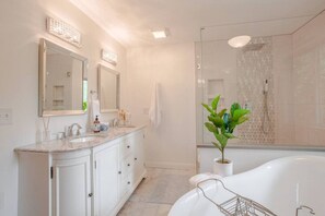 Hair dryer, towels, soap, shampoo - Spacious, Modern 5B in Mason by I-71, Kings Island (Mason)