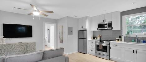 Jääkaappi, mikroaaltouuni, uuni, liesi