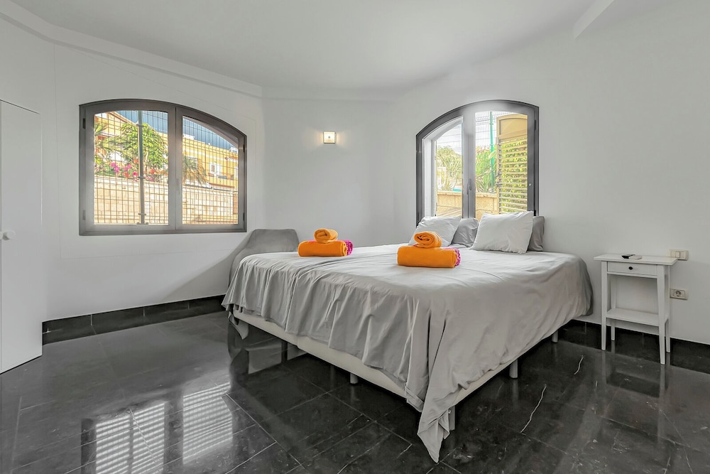 5 Bed 5 En-suit Bath Villa & A Private Heated @28º Pool A.c - Tenerife