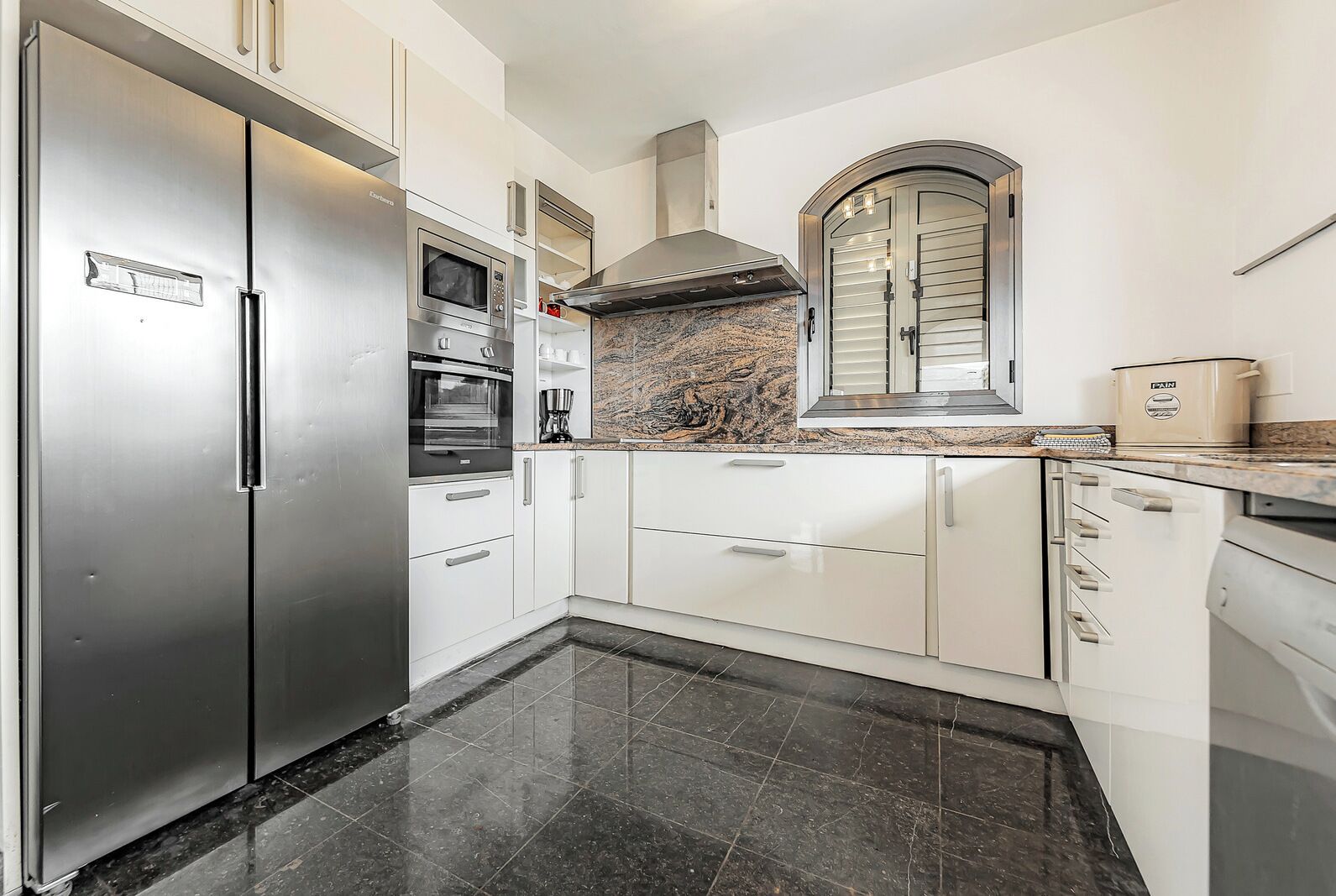 Refrigerador, microondas, horno, placa de cocina