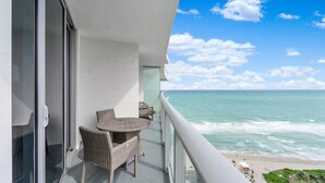 A balcony with wicker furniture overlooking the ocean. - Ocean front 2 bed 15th floor Hollywood Miami (Hollywood)
